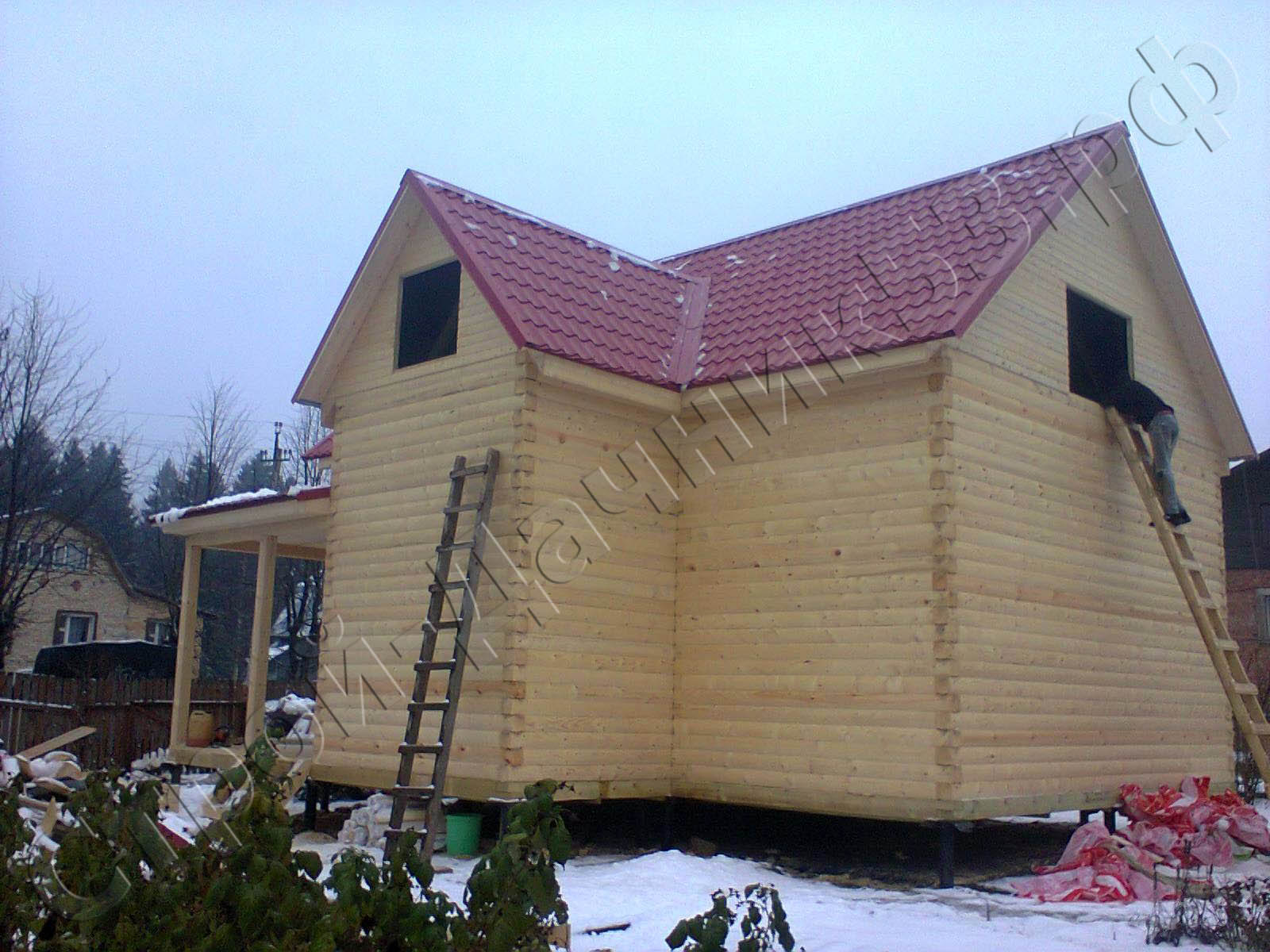 Вид дома с заднего плана