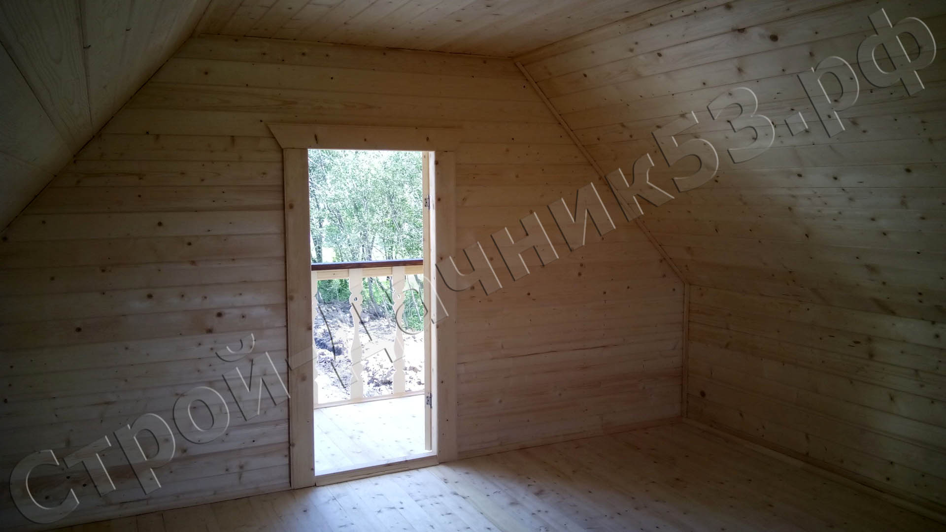 Вид на балкон в комнате второго этажа дома