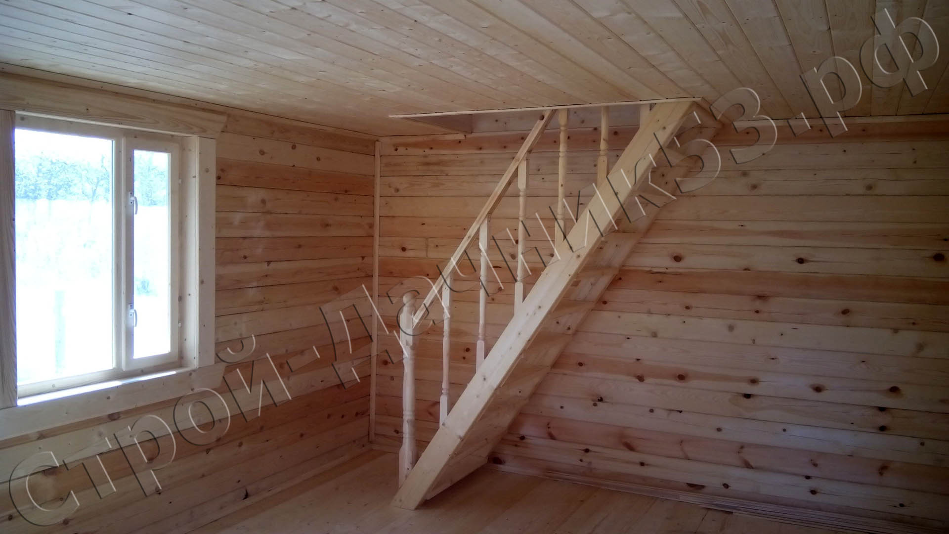 Гостинная с лестницей на второй этаж