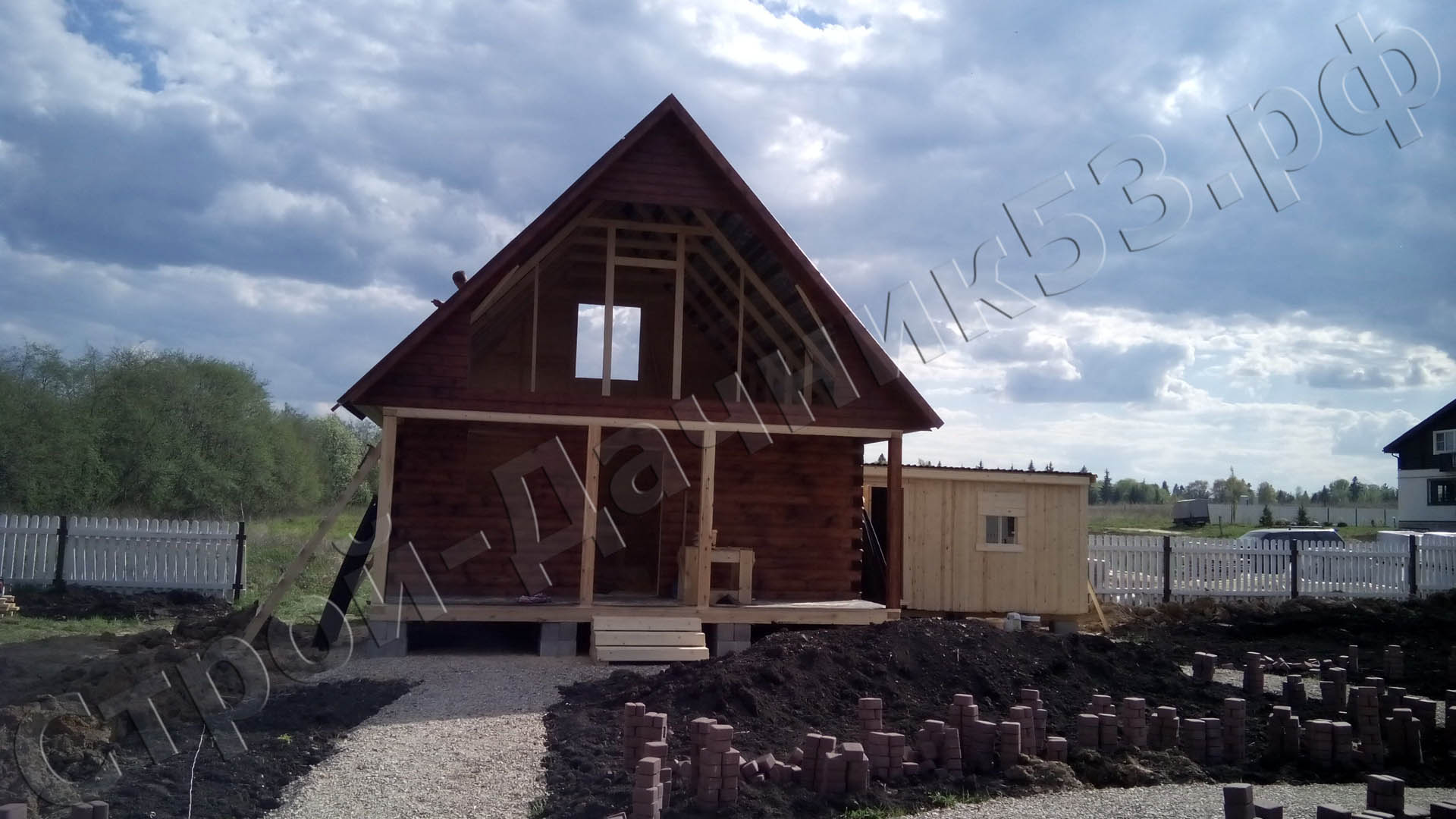 Закончен монтаж сруба и крыши дома