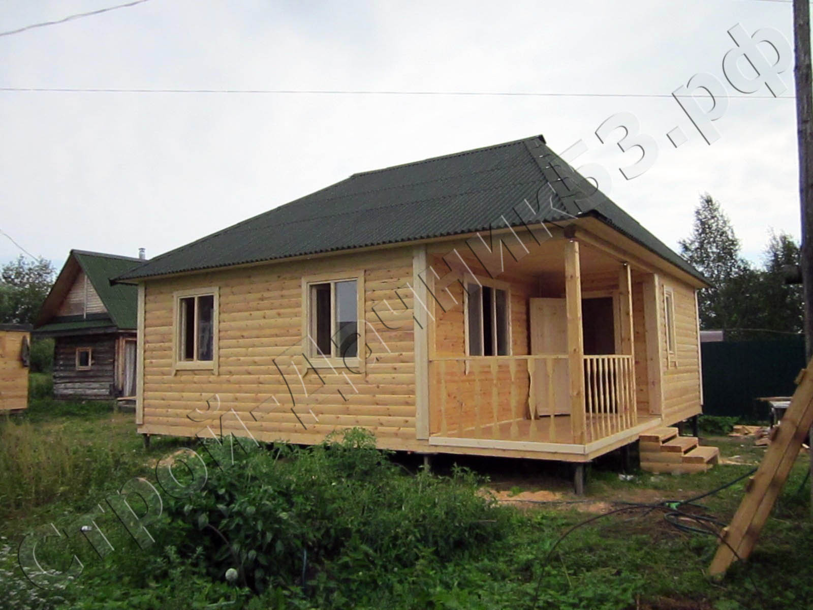 Вид дома со стороны террасы и гостинной