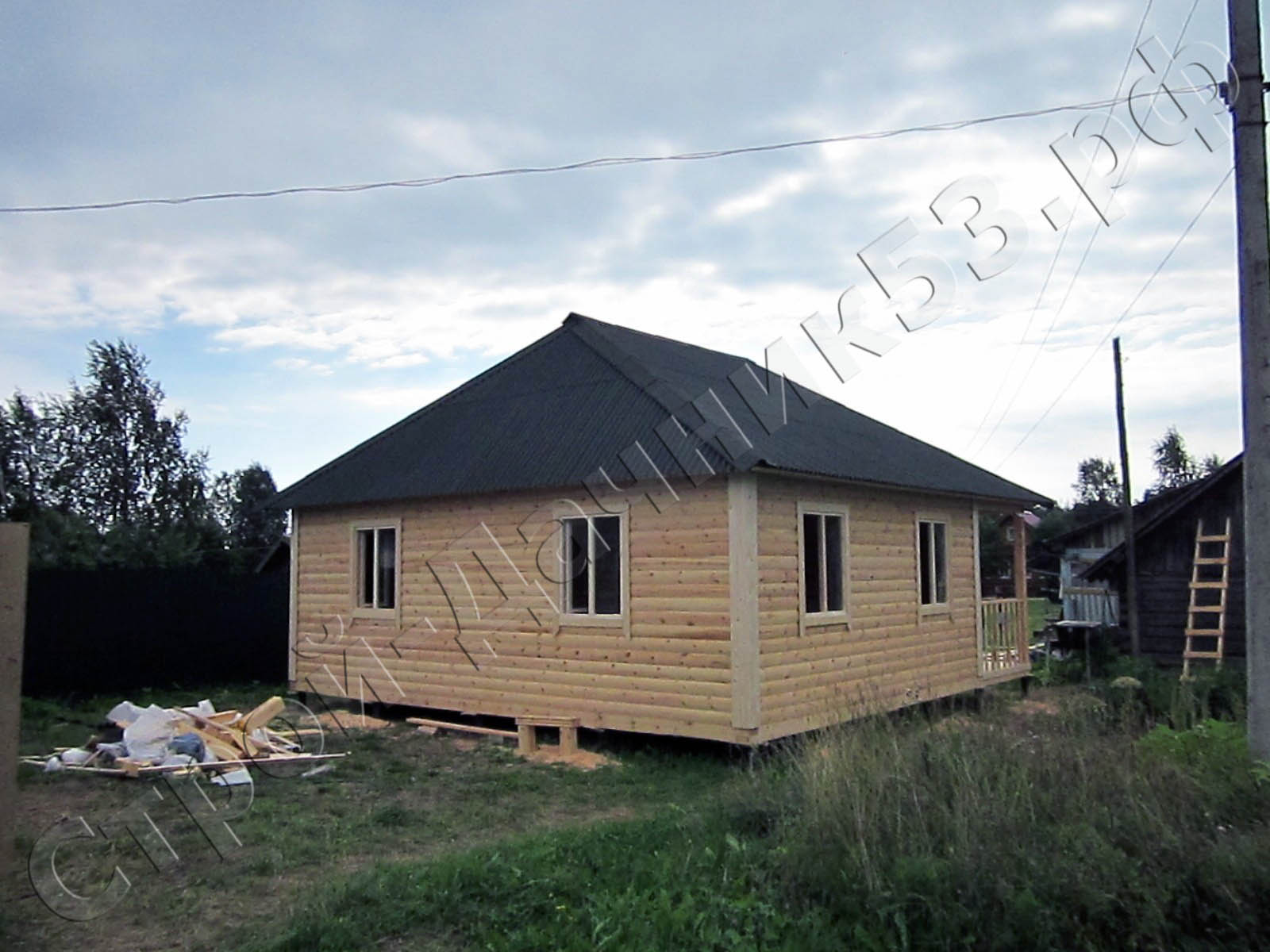 Задняя часть стороны дома