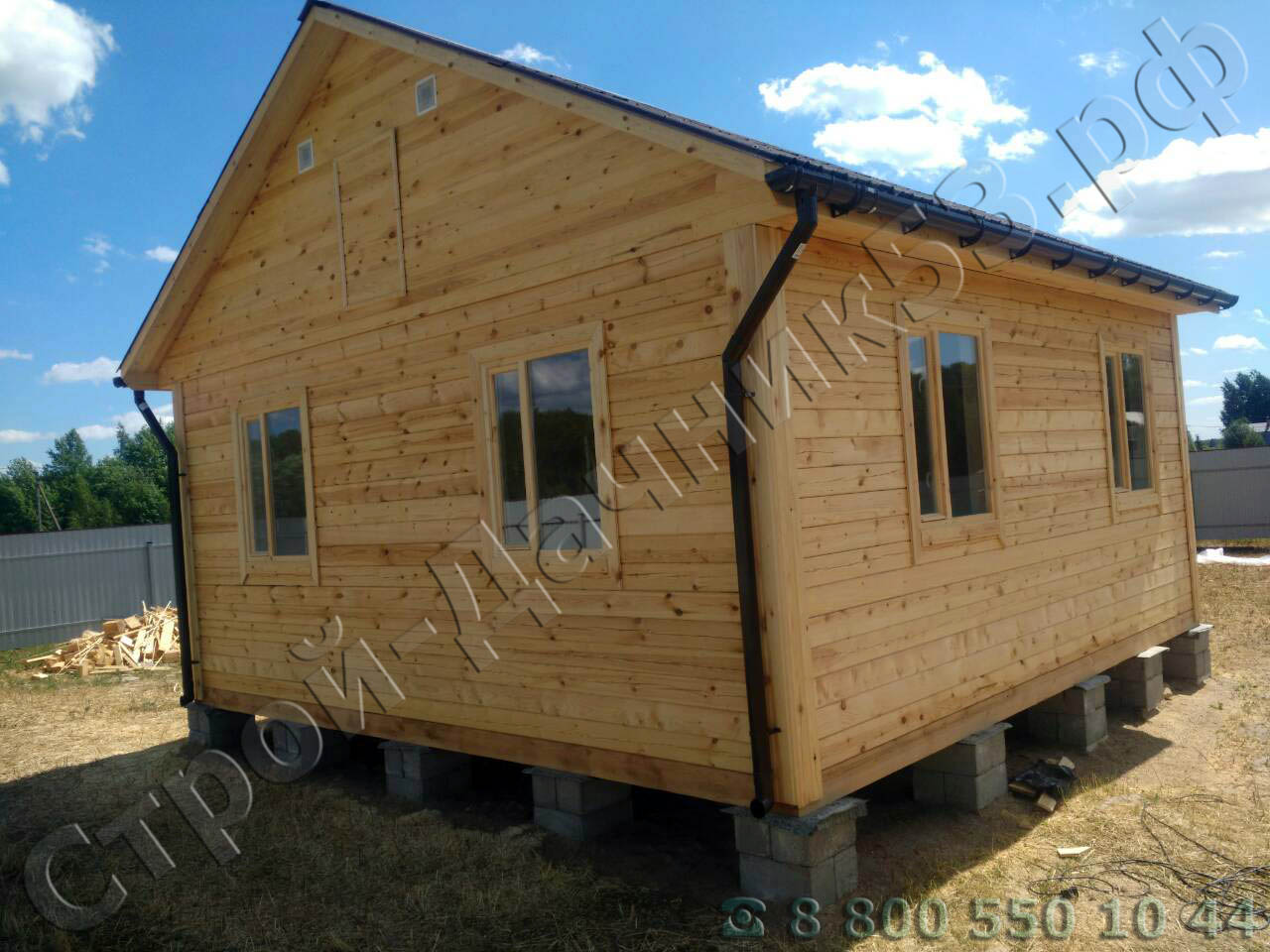 Вид дома с задней стороны с установленной дверкой на чердачное помещение