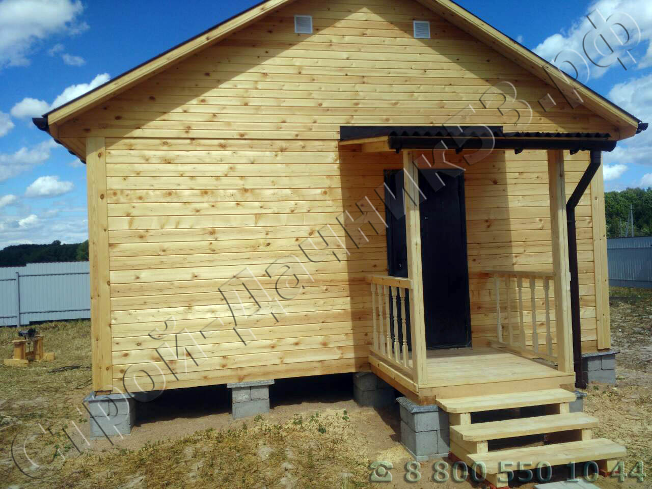 Фасад, лицевая сторона с входом на крыльцо