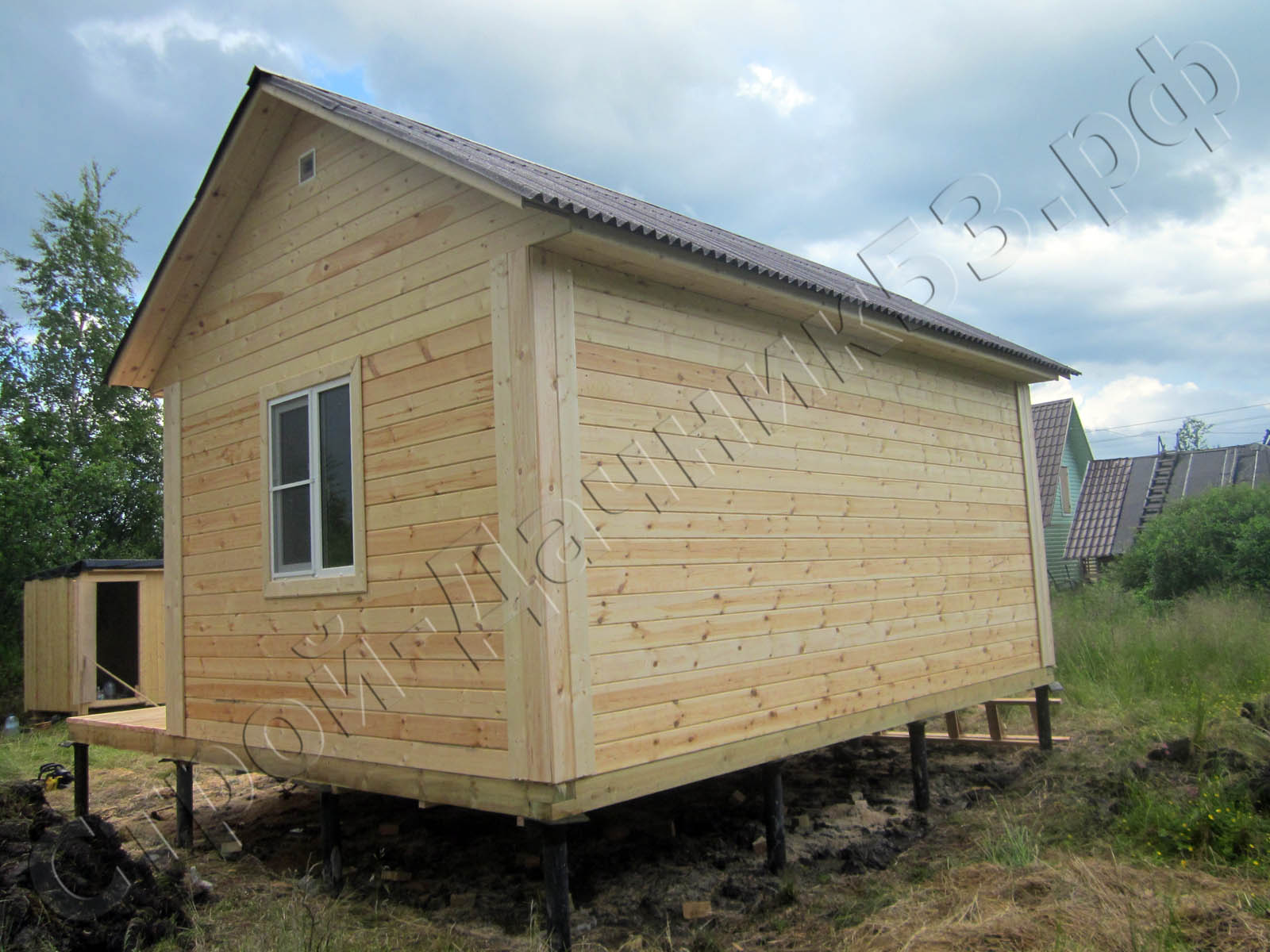 Вид дома с задней стороны