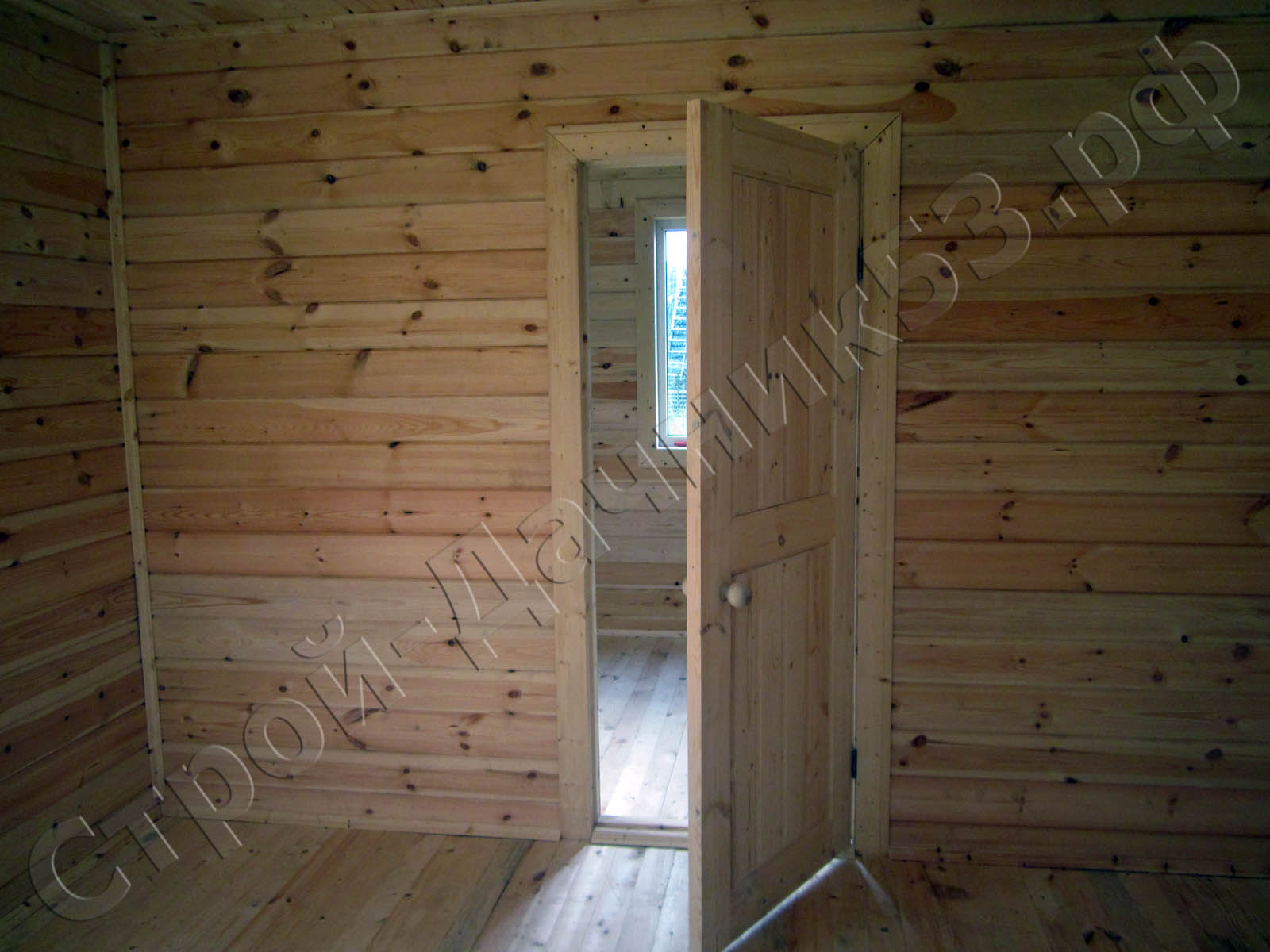 Вид из прихожей в комнату