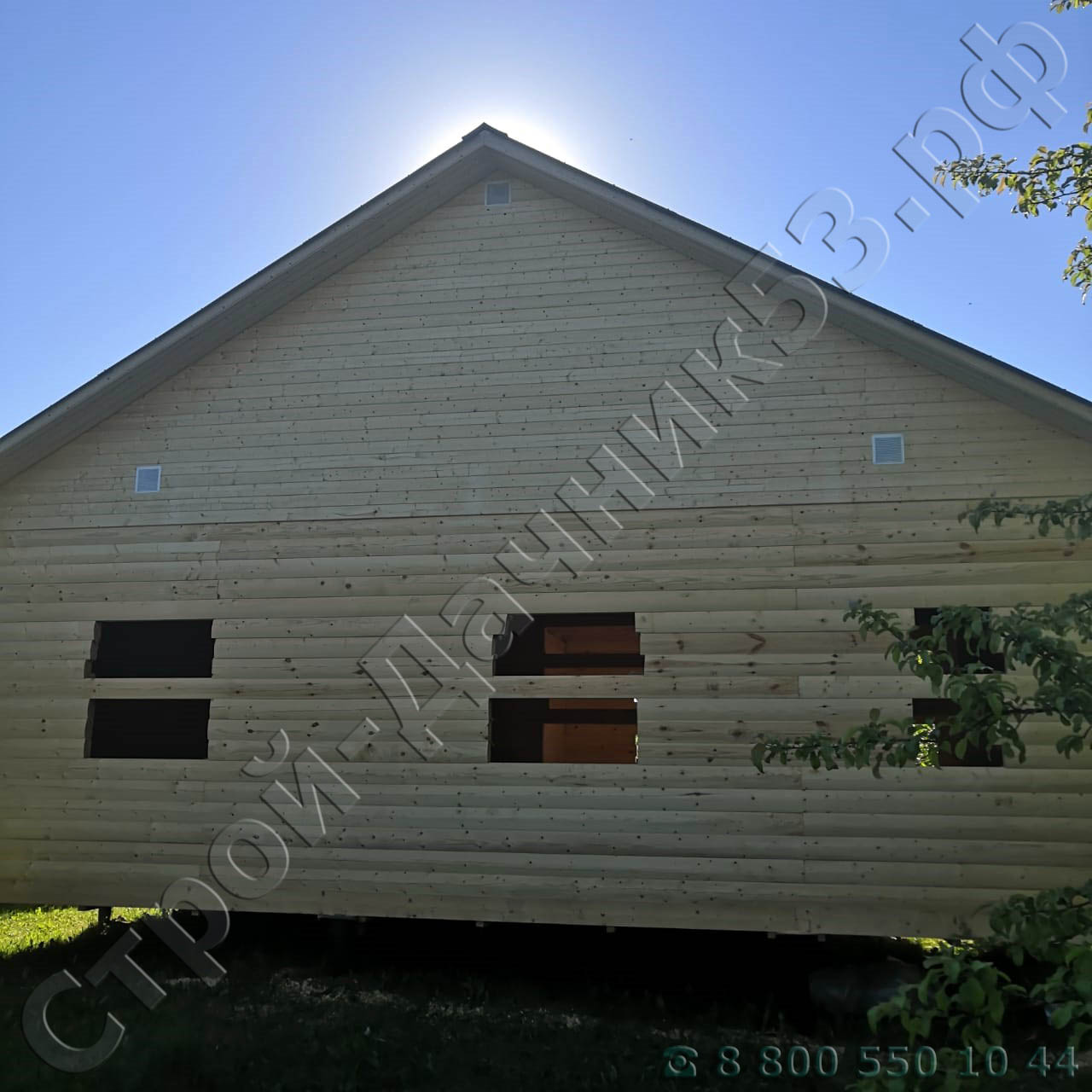 Вид дома со стороны стены спальни, кухни и санузла на фронтонах установлены вентиляционные решетки