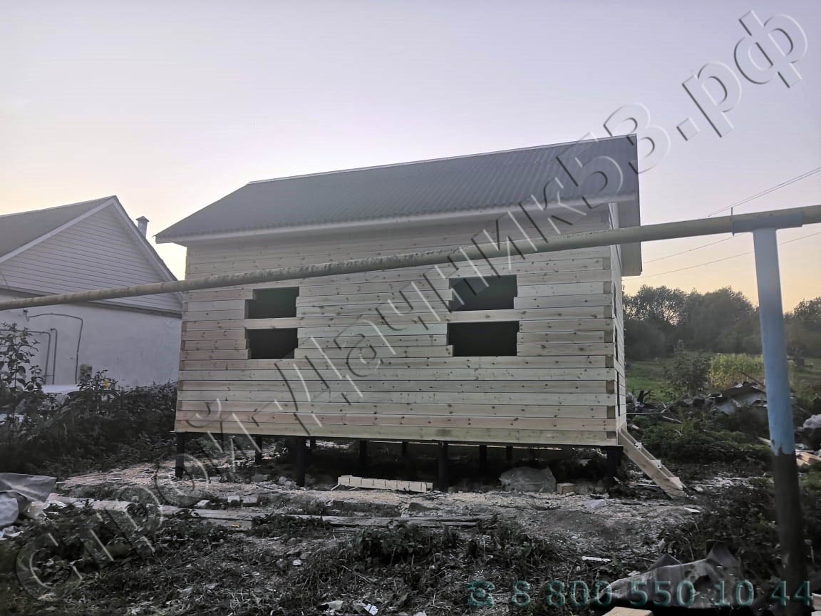 Вид дома с боку со стороны скатов крыши. В проемах выполнена перевязка из бруса для равномерной усадки сруба