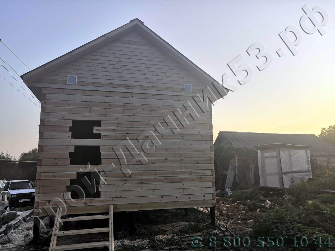 Вид дома с входной стороны, покрытие крыши ондулином во фронтонах установлены вентиляционные решетки