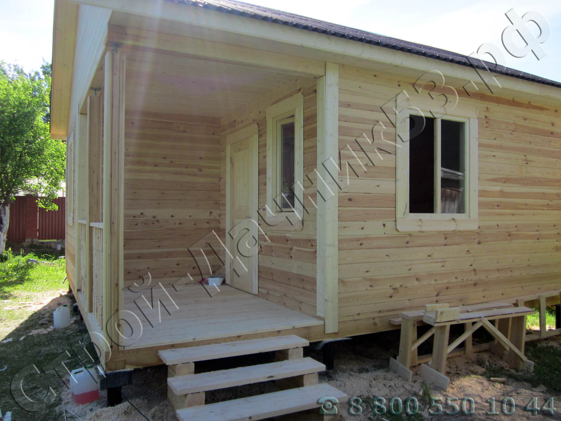 Вид дома с боку, вход на террасу