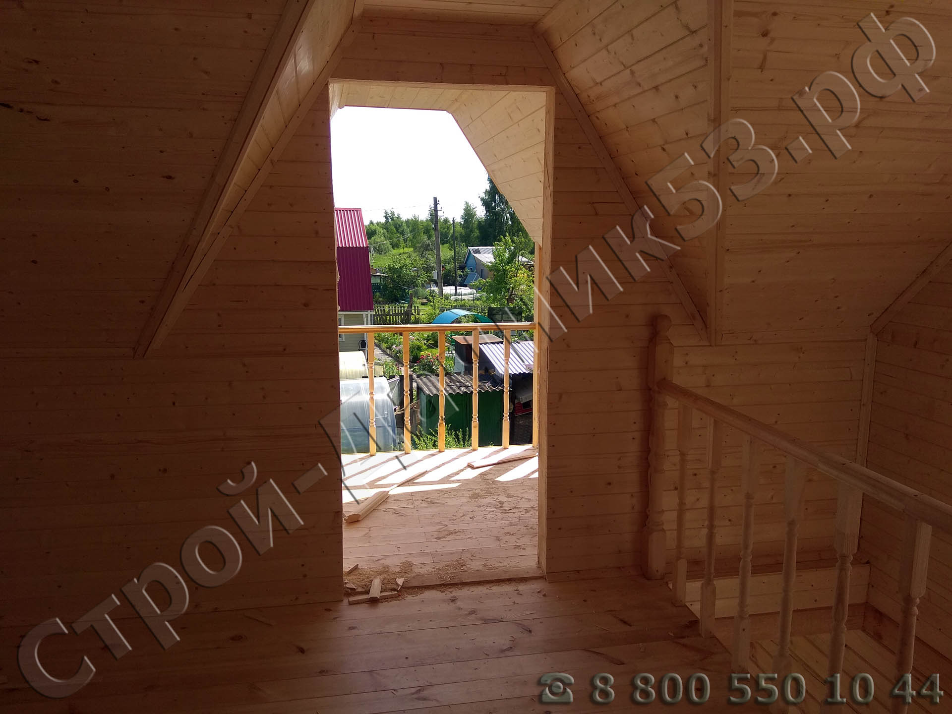 Вид из комнаты второго этажа на балкон