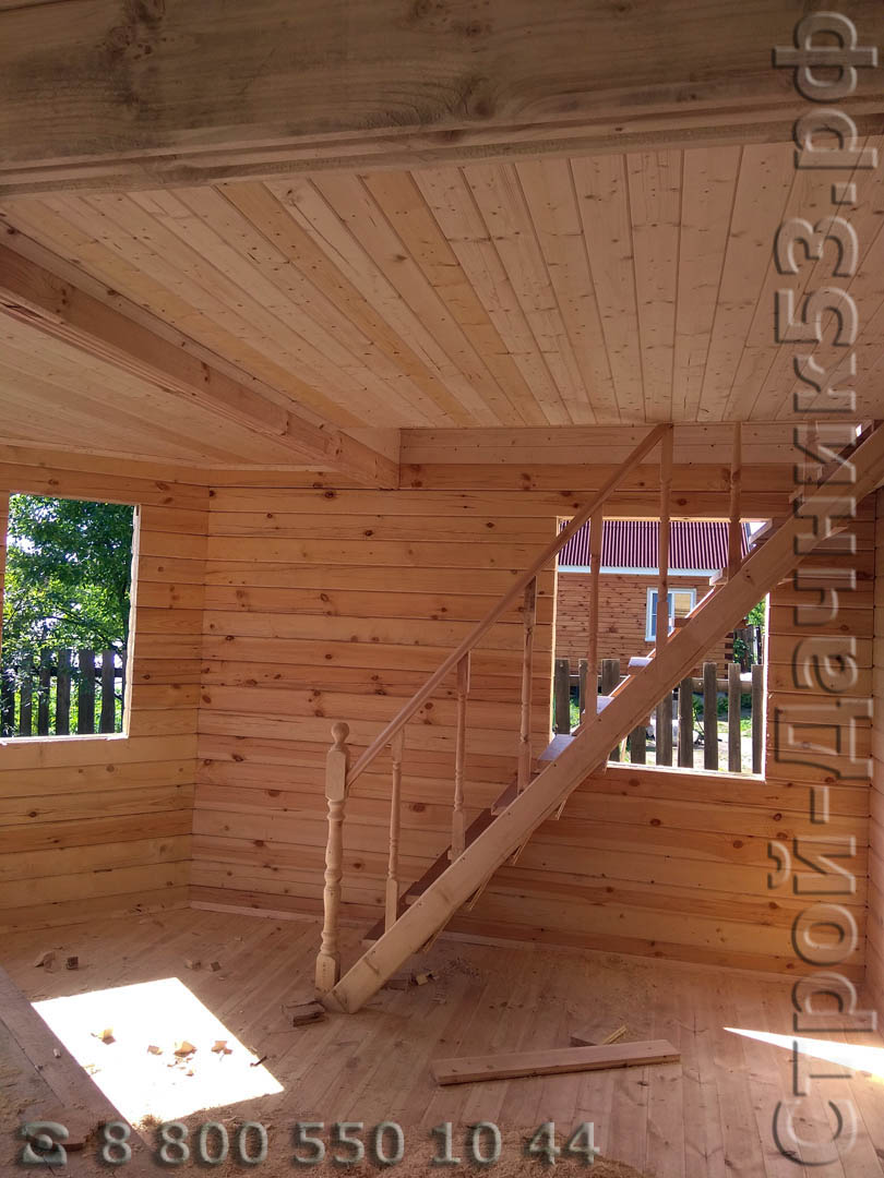 Кухня гостинная с установленной лестницей на второй этаж