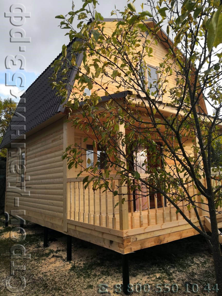 Вид дома со стороны скатов крыши