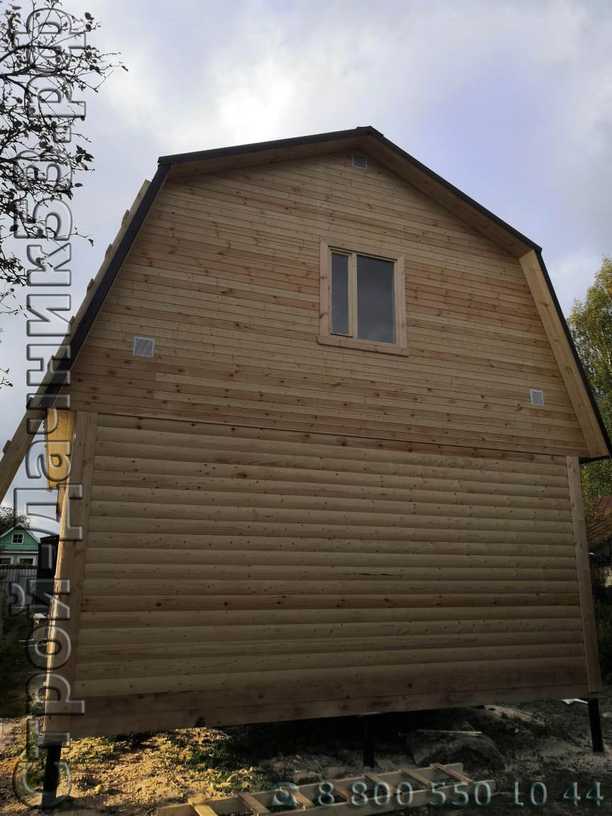 Задняя сторона дома, на мансардном этаже во фронтонах установлены вентиляционные решетки