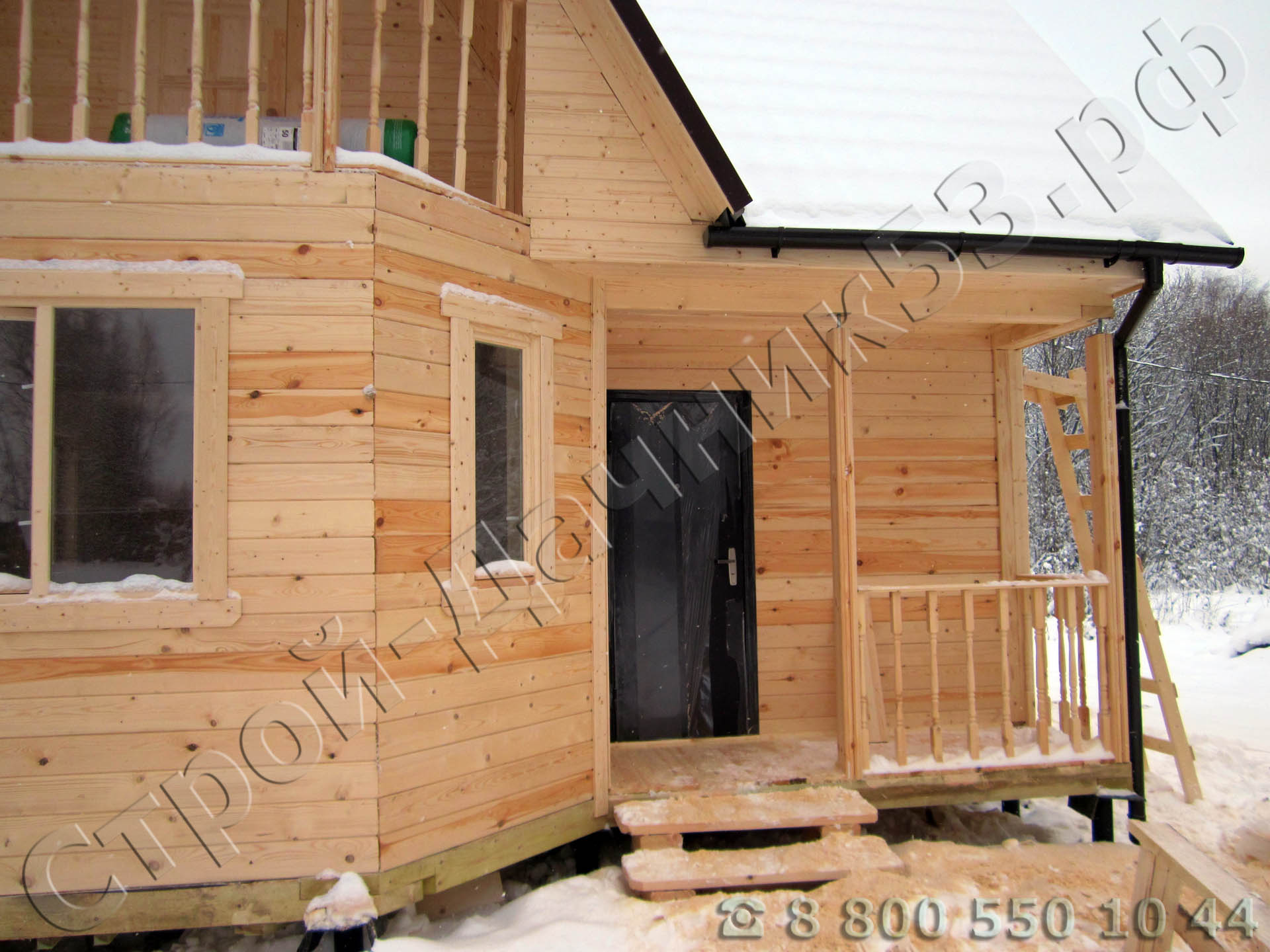 Вид дома со стороны террасы и балкона