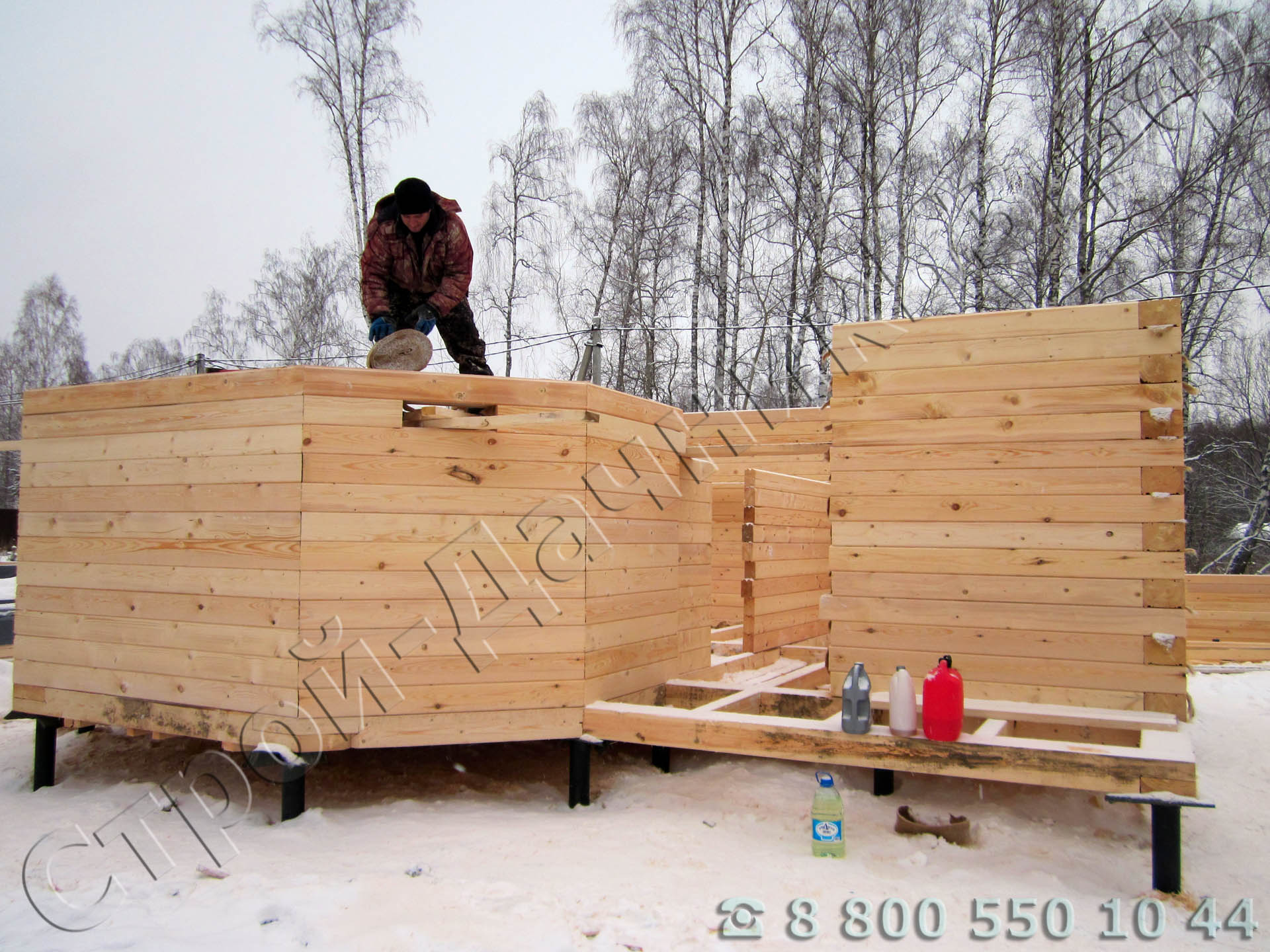 Поднятие венцов сруба