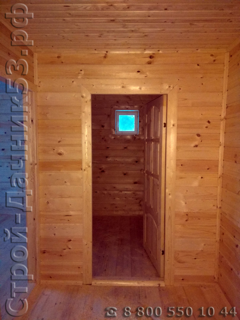 Вид выполненной внутренней отделки с видом на сан узел