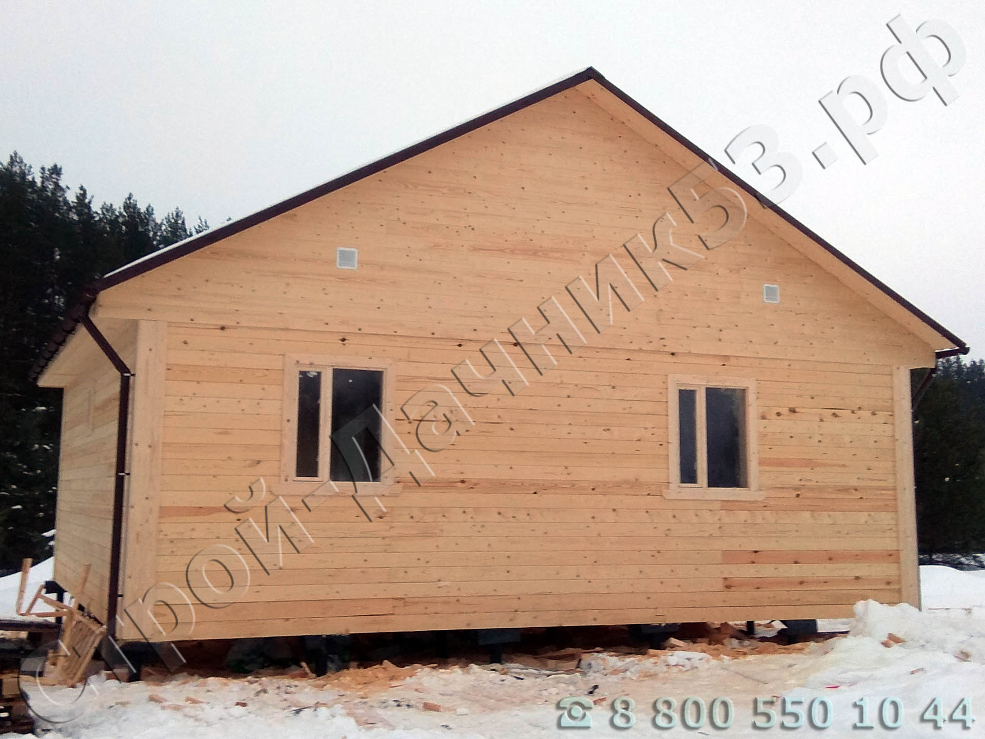 Вид дома с установленной водосточной системой на фронтонах установлены вентиляционные решетки