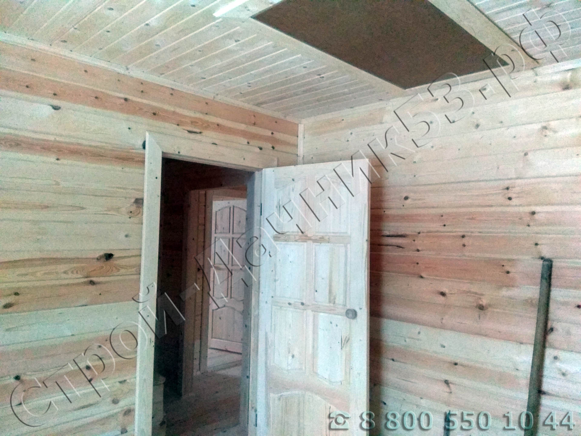 Прихожая с установленной в потолке разборной заводской лестницой на чердачное помещение