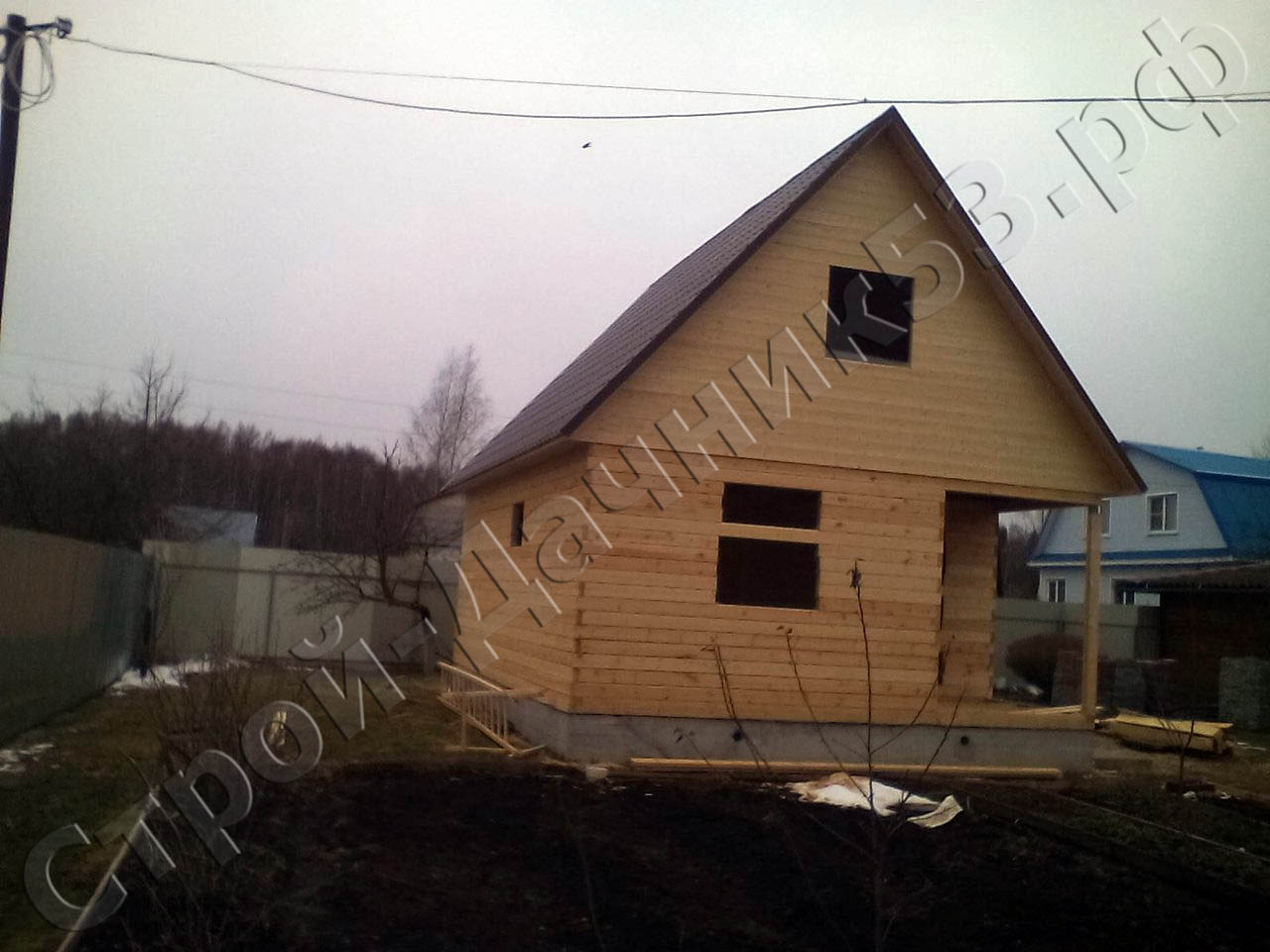 Задняя и боковая сторона дома