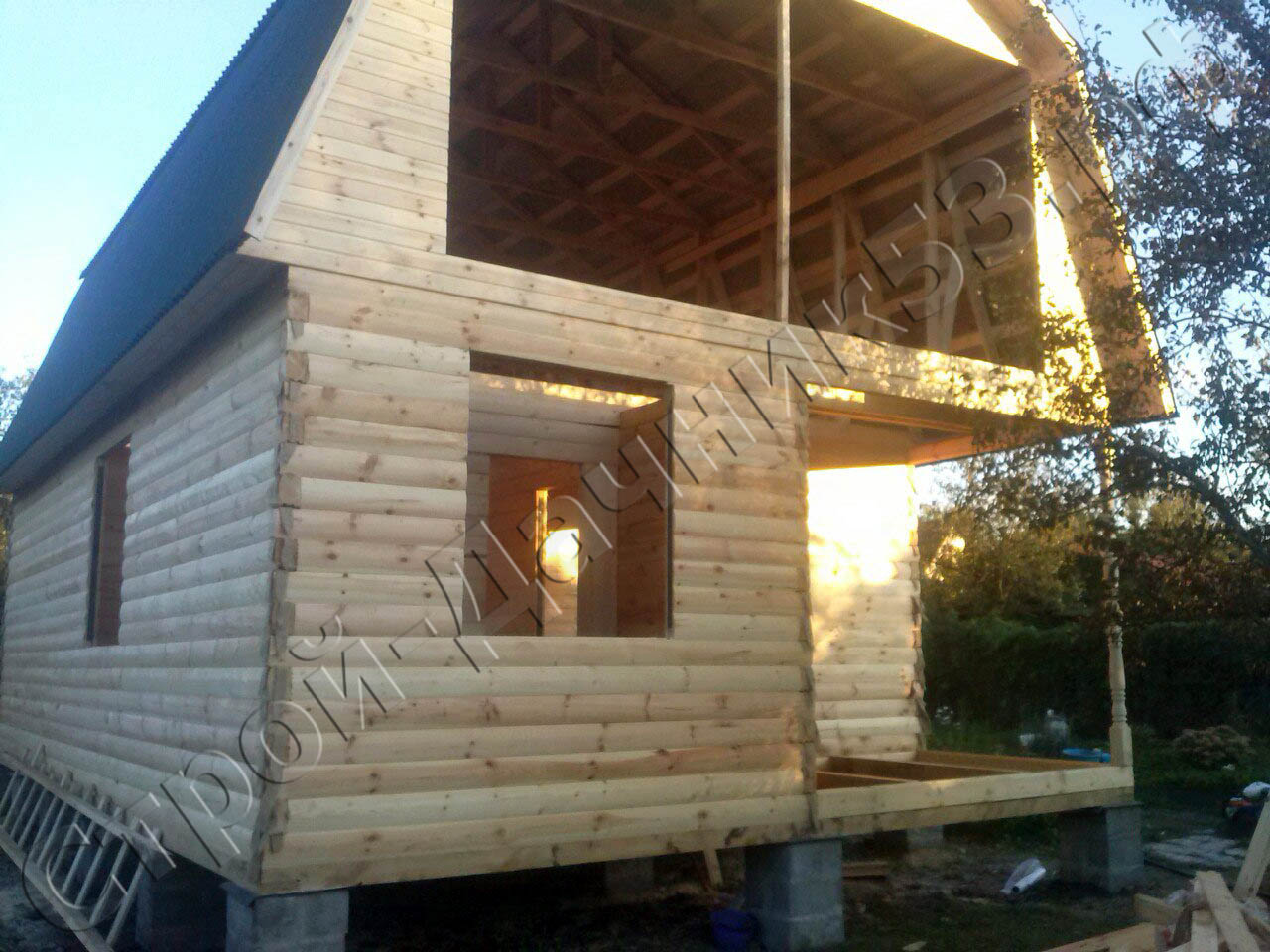 Завершено строительство дома вид дома с лицевой стороны