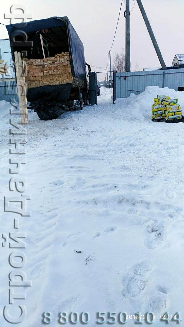 Разгрузка материалов дома комплекта