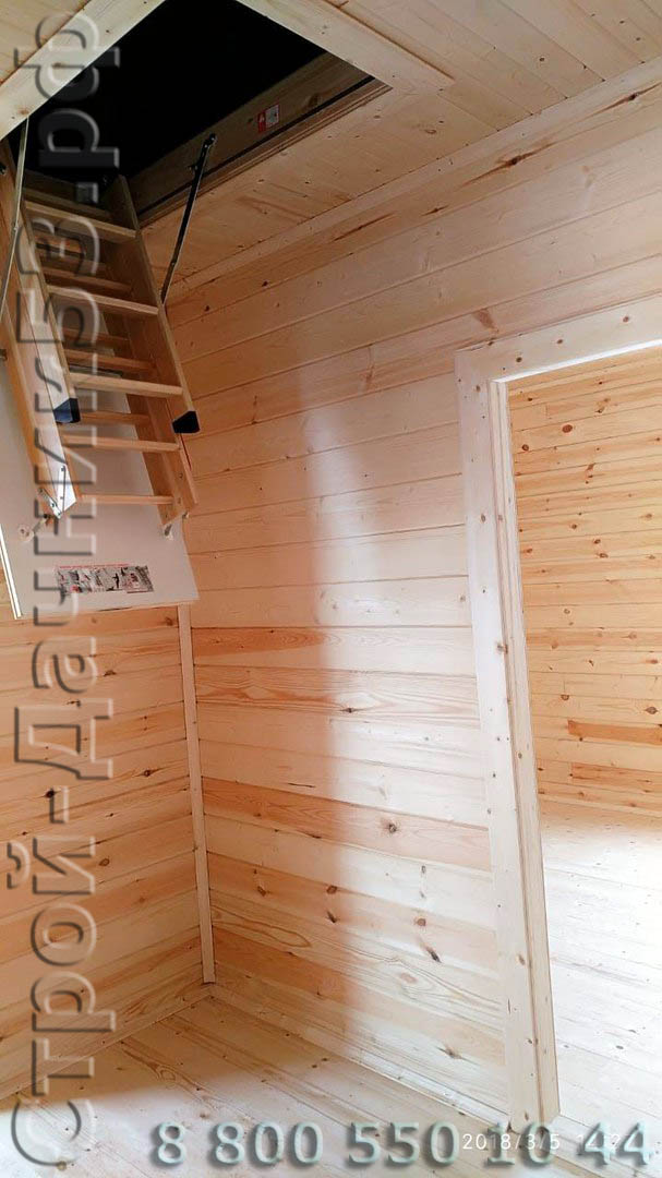 Холл установленная заводская лестница на чердачное помещение