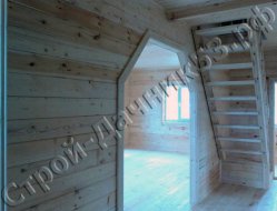 Гостинная комната брусового дома с аркой и лестнечным пролетом