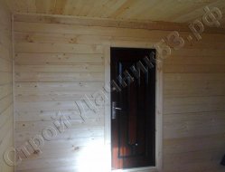 Прихожая первого этажа брусовой бани