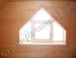 Cпальная комната второго этажа дома с трех угольным окном пвх