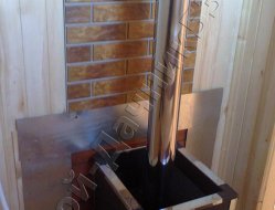 Вид внутри парной, с установленной печью и баком
