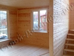 Холл дома с видом на гостинную